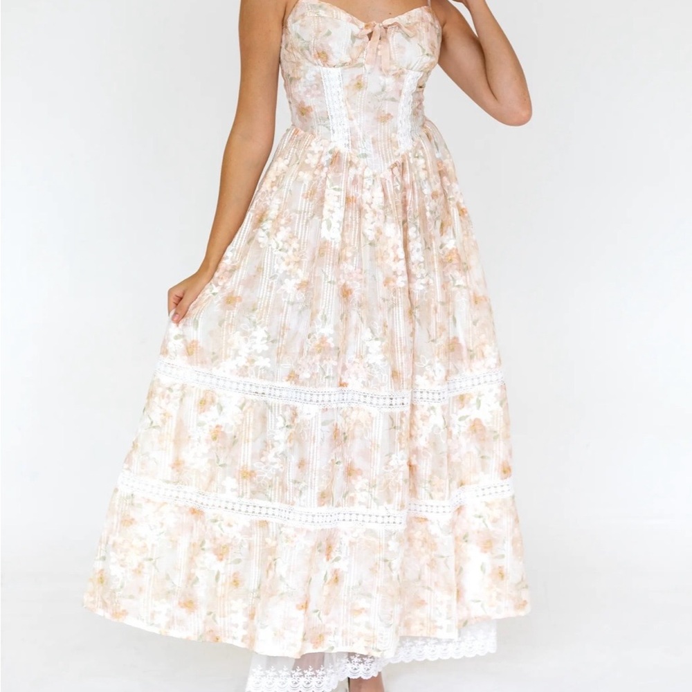 Chic Floral Maxi Dress in Cream